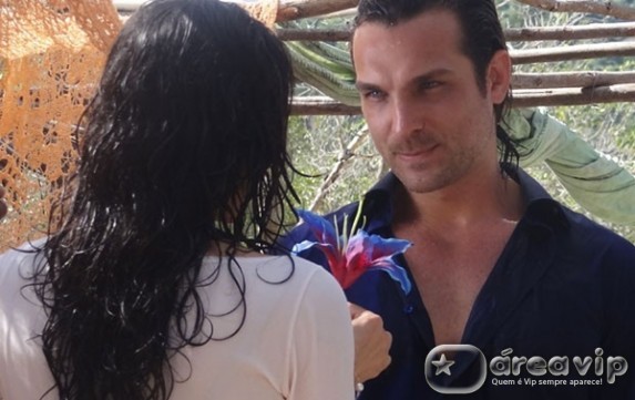 Flor do Caribe - Alberto incentiva Cristal a conquistar Cassiano