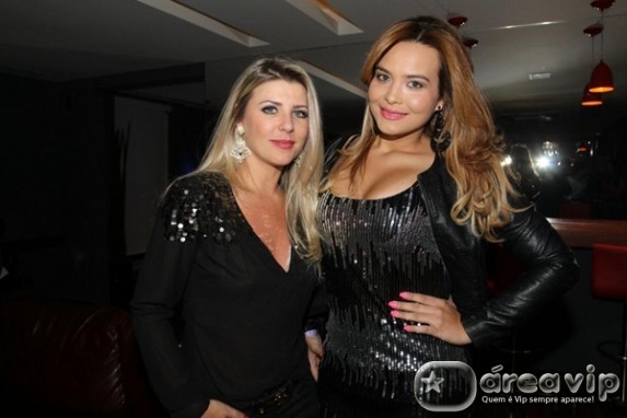 Íris Stefanelli e Geisy Arruda conferem gravação do DVD de Eduardo Costa