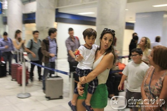 Ivete Sangalo é clicada em aeroporto com o filho