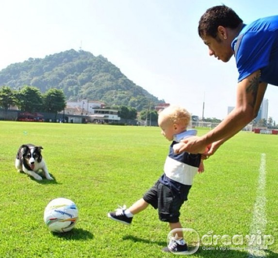 Neymar posta foto do filho brincando com o cão da novela ‘Carrossel’