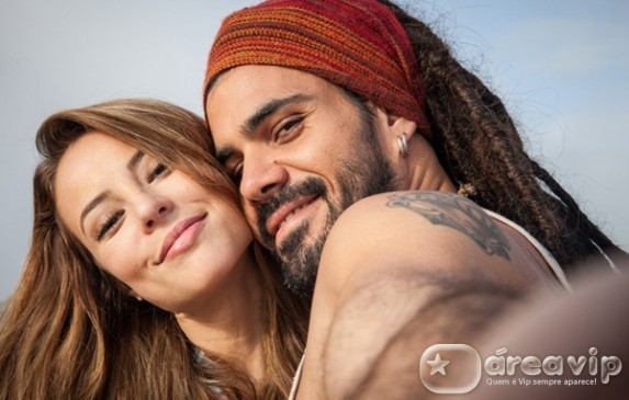Paolla Oliveira e Juliano Cazarré estão cada vez mais próximos, diz jornal