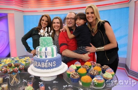 Britto Jr. comemora aniversário de 50 anos no palco do ‘Programa da Tarde’
