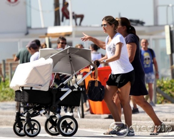 Mulher de Marcelo Serrado passeia com os filhos gêmeos