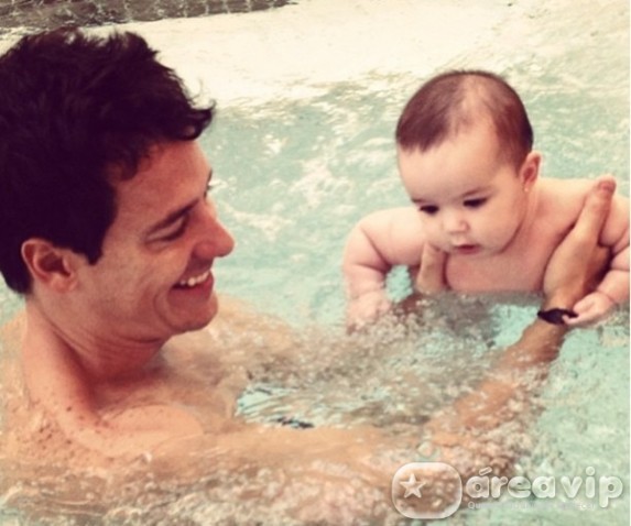 Rodrigo Faro toma banho de piscina com a filha caçula