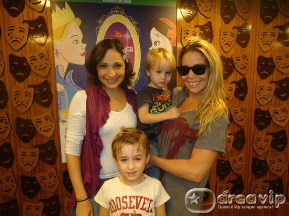 Danielle Winits leva os filhos ao teatro