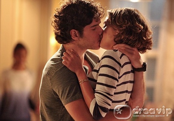 Sangue Bom - Bento dá o maior beijão em Amora