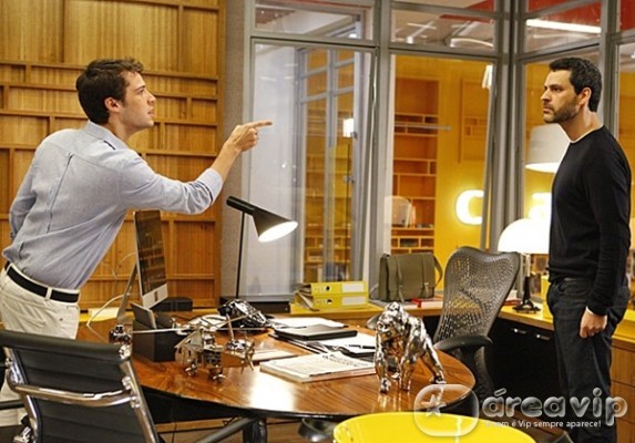 Sangue Bom - Mauricio arma a maior briga com o pai