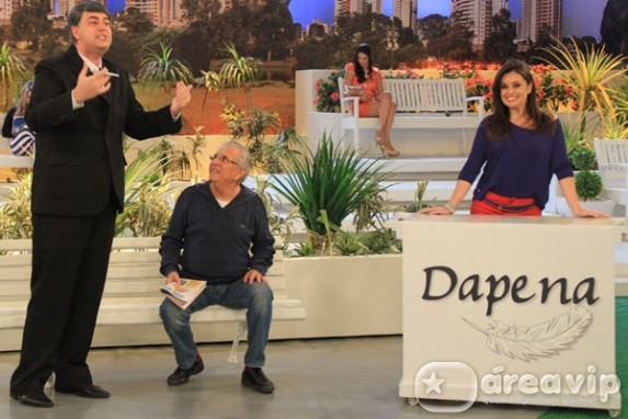Dapena conta as novidades do mundo no banco da Praça
