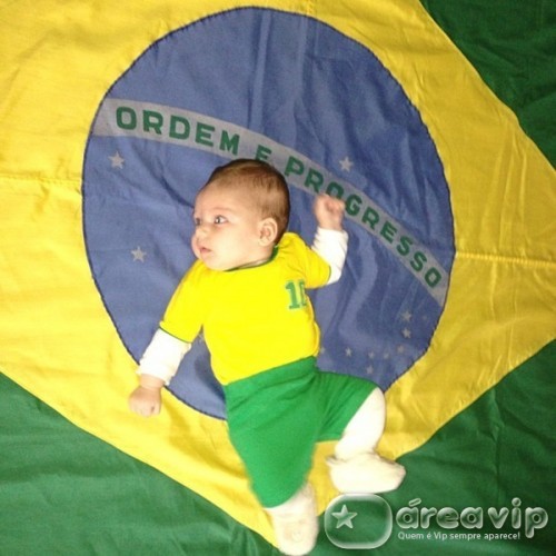 Fernando Scherer posta foto da filha sobre a bandeira do Brasil
