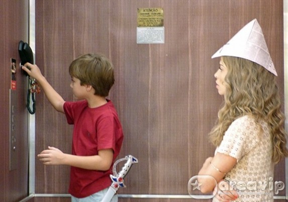 Flor do Caribe - Samuca mostra fechadura que descobriu para Ester