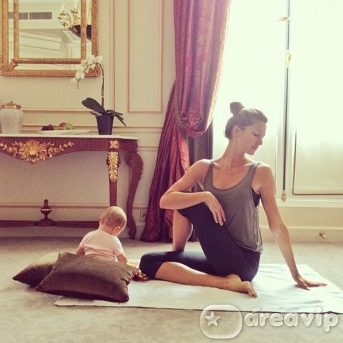 Gisele Bündchen pratica ioga ao lado da filha