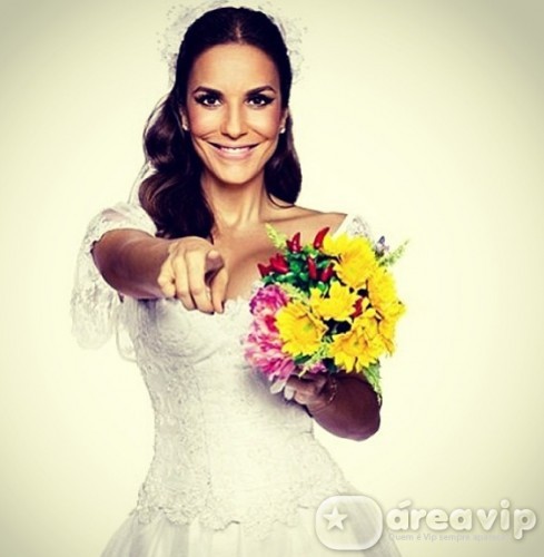 Ivete Sangalo posta foto vestida de noiva