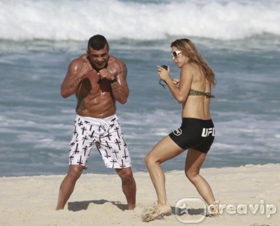 Joana Prado e Vitor Belfort treinam juntos em praia no Rio