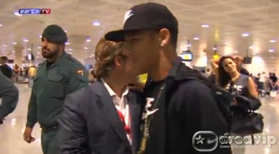 Neymar chega acompanhado de Bruna Marquezine em aeroporto de Barcelona – Veja o vídeo!