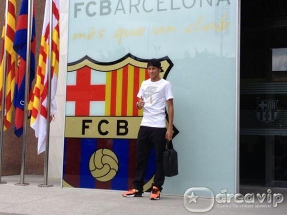 Neymar posta foto ao lado do brasão do Barcelona