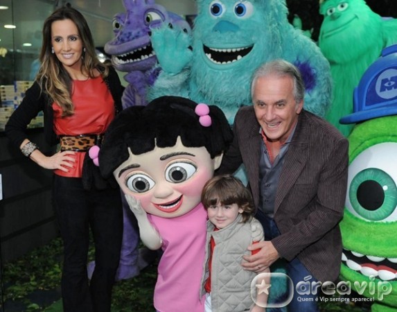 Otavio Mesquita com a mulher e o filho