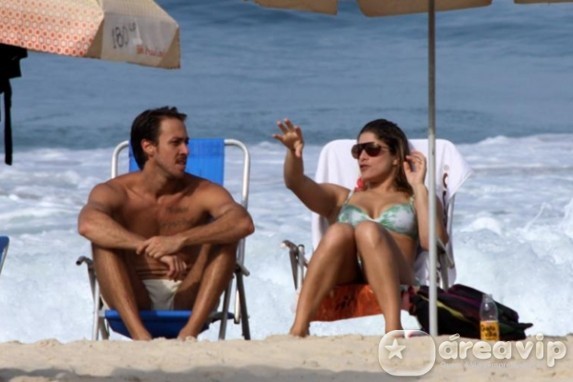 Priscila Fantin curte praia com marido