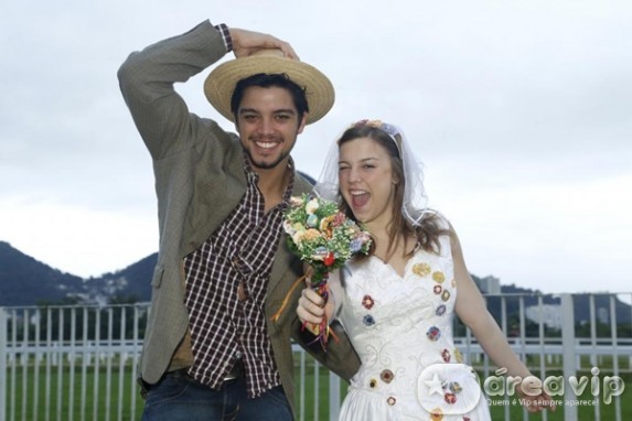 Rodrigo Simas e Alice Wegmann vão se casar em festa caipira