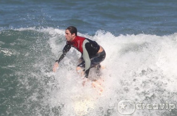 Rômulo Arantes Neto surfa em praia carioca
