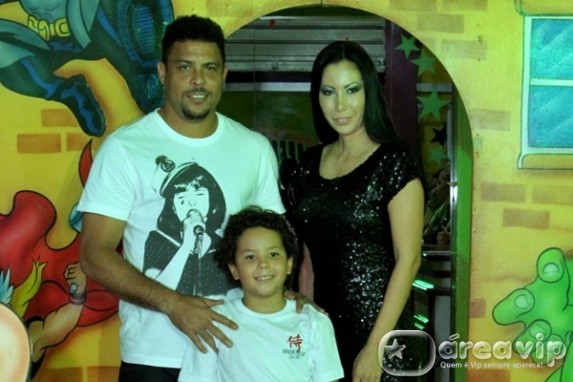 Ronaldo Fenômeno comemora aniversário do filho