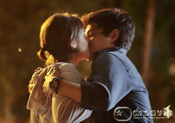 Sangue Bom - Giane e Douglas se beijam