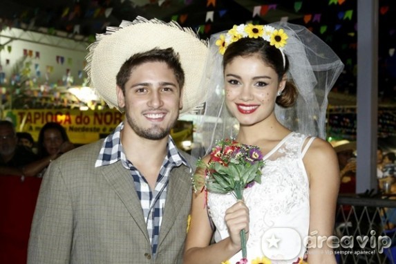 Sophie Charlotte e Daniel Rocha se vestem de noivos em festa caipira