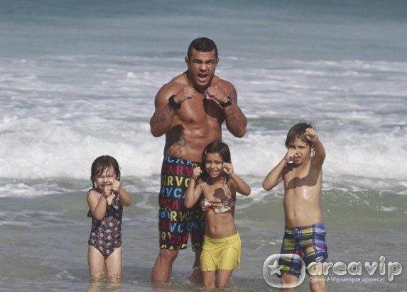Vítor Belfort curte praia com os filhos