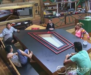 A Fazenda 6 - Confinados fazem planos para festa