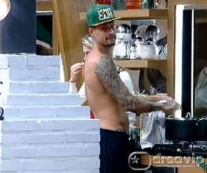 A Fazenda 6 - Mateus prepara pipoca