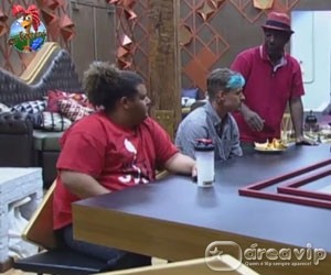 A Fazenda 6 - Peoes conversam sobre voto