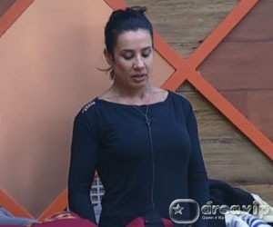 A Fazenda 6 - Fazendeira lê o anúncio aos confinados