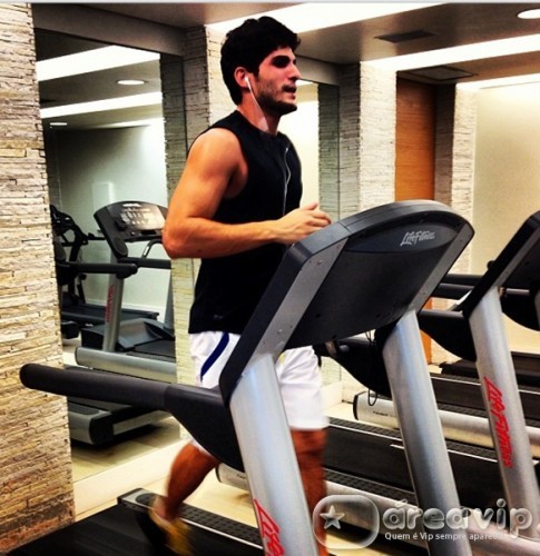 Ex-BBB André posta foto malhando