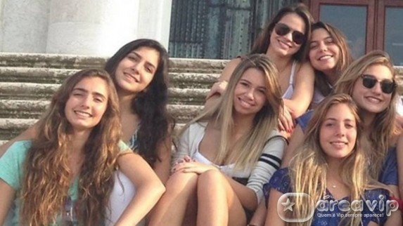 Bruna Marquezine e Sasha com as amigas