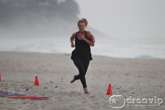 Carolina Dieckmann treina em praia carioca