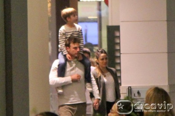 Ao lado de Fernanda Vasconcellos, Cássio Reis passeia com o filho em shopping