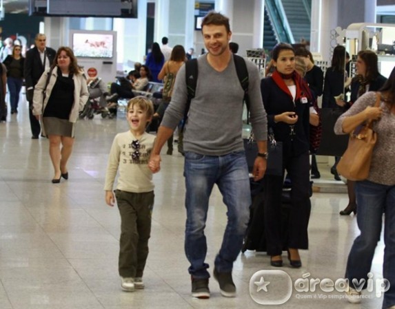 Famosos circulam em aeroporto carioca