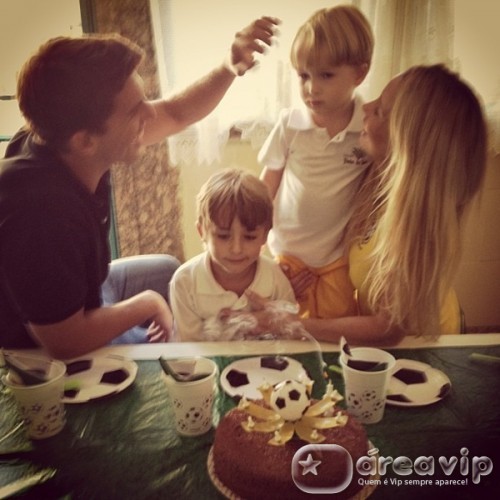 Danielle Winits posta foto com os filhos e o namorado