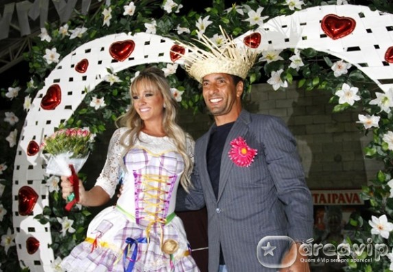 Juju Salimeni e Edmundo se casam em festa caipira
