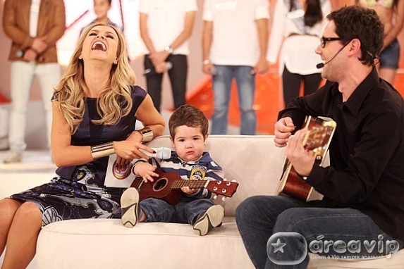 Eliana recebe os “Famosos da Internet” em seu programa