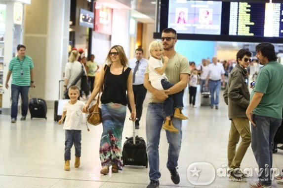 Fernanda Lima e Rodrigo Hilbert embarcam com os filhos no Rio