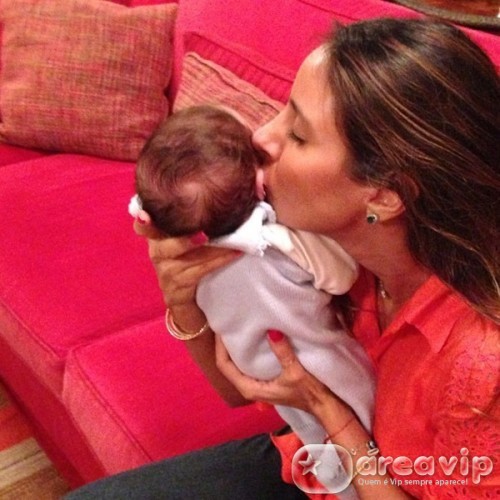 Flavia Sampaio com o filho