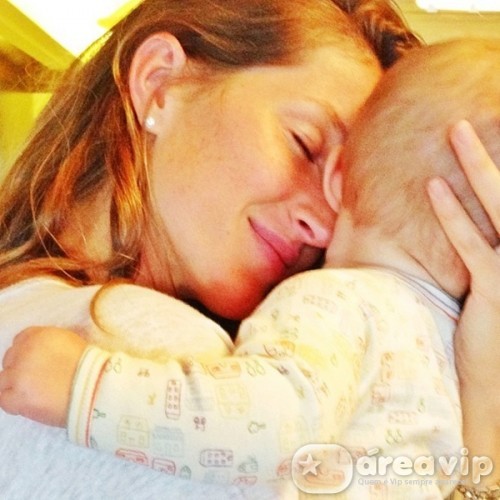 Gisele Bündchen posta foto com a filha
