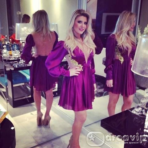 Íris Stefanelli exibe look para comemorar seu aniversário