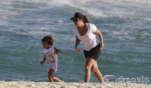 Ivete Sangalo curte praia ao lado do filho
