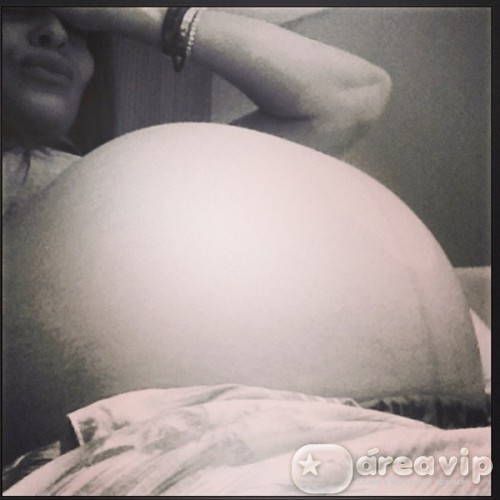 Grávida, Juliana Paes exibe barrigão