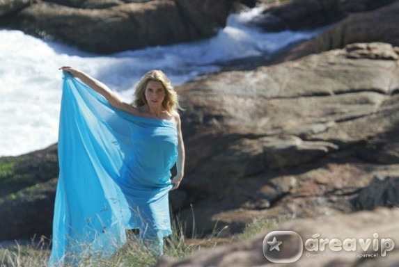 Letícia Spiller faz ensaio fotográfico na praia
