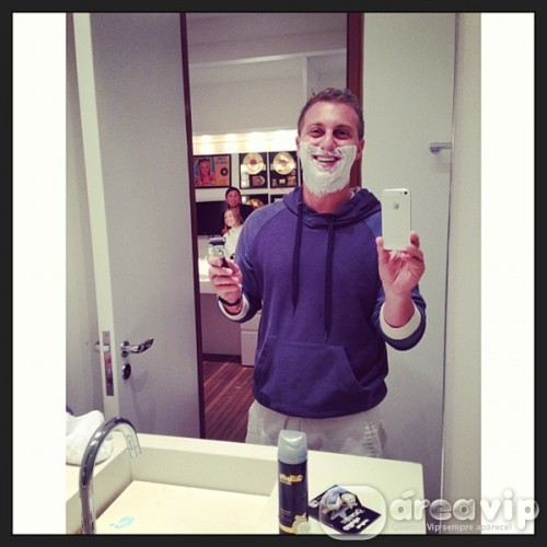 Luciano Huck posta foto fazendo a barba