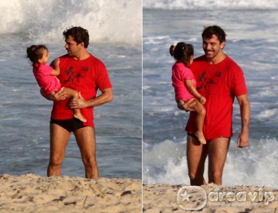 Marcelo Faria curte praia com a filha