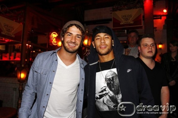 Neymar e Pato vão a restaurante em São Paulo
