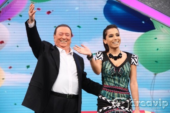 Raul Gil recebe Anitta no quadro ‘Crianças Curiosas’